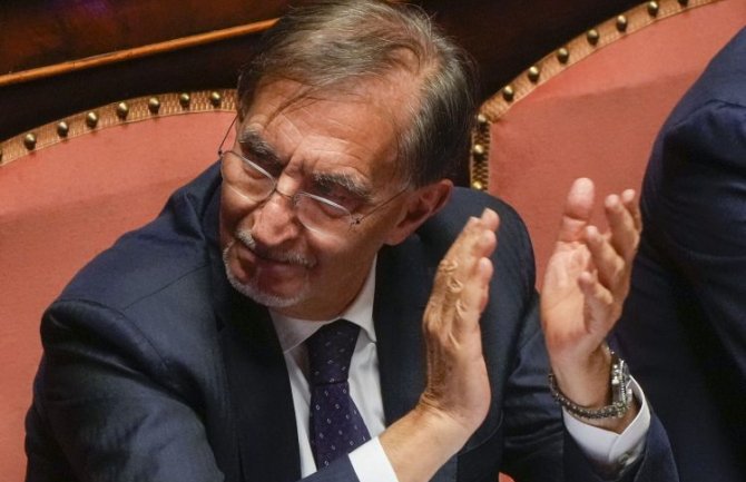 Ko je Injacio La Rusa: Novi predsednik Senata Italije, u dnevnoj sobi drži Musolinijevu bistu