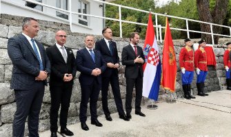 Odgovor Konjevića i Krivokapića: Spomen ploča u Morinju postavljena u skladu sa propisima kojima se uređuju oblasti vojske i odbrane