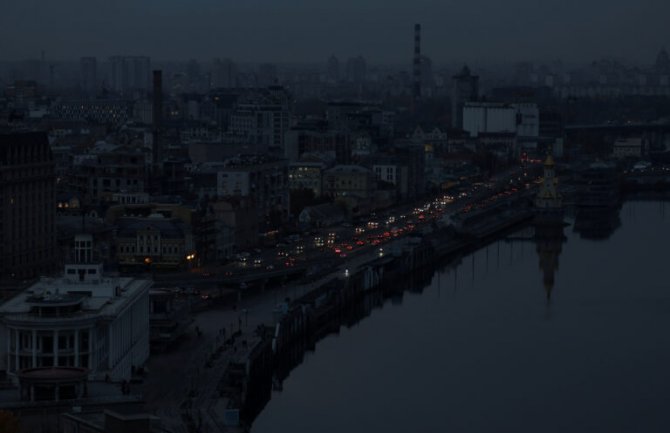 Rusija nastavila sa uništavanjem energetske infrastrukture Ukrajine: Kijev i večeras u mraku, ljudi se griju na stranicama metroa