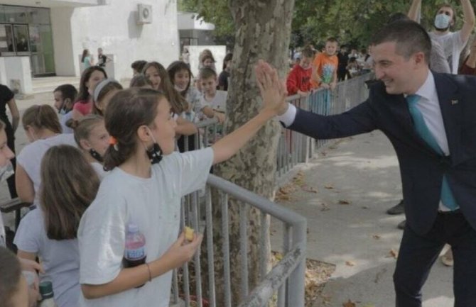 Bečić: Istorijski dan isplate dječijeg dodatka za svako dijete, ovako se miri i ujedinjuje Crna Gora