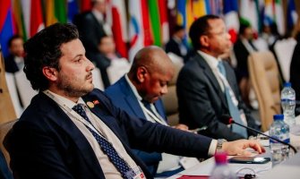 Abazović: Male države pozvane da pruže svoj konkretan doprinos očuvanju mira, zajedništva i solidarnosti