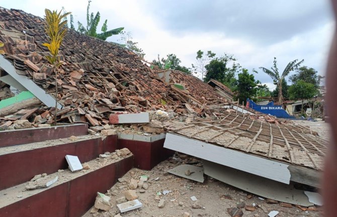 Najmanje 56 osoba poginulo u zemljotresu u prijestonici Indonezije