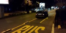 Haos u Glavnom gradu: Na trećoj traci bulevara građani oštećuju vozila i lome plastične barijere