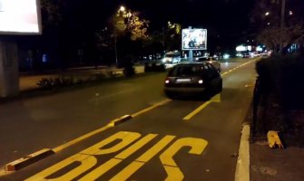 Haos u Glavnom gradu: Na trećoj traci bulevara građani oštećuju vozila i lome plastične barijere