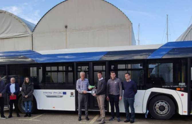 Kompanija Luka Bar AD obezbijedila hibridni autobus za transport zaposlenih