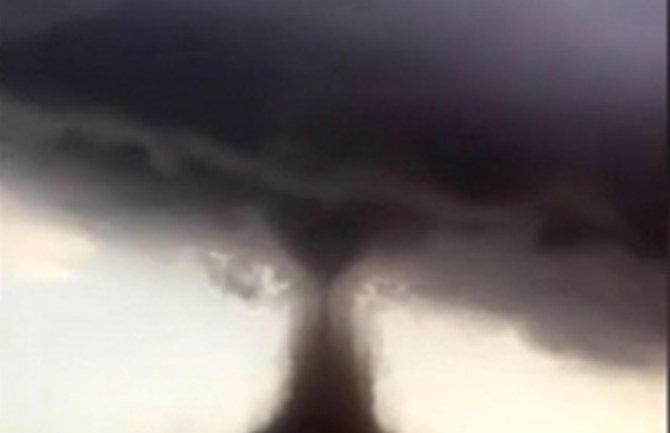 Katar pogodio tornado, a onda i grad – dramatični prizori u pustinji (VIDEO)