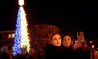 U Kijevu postavljena novogodišnja jelka: Rusi nam neće ukrasti Božić