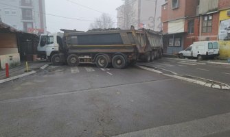 Nove barikade na Kosovu: Kamioni blokirali put i u sjevernom dijelu Kosovske Mitrovice