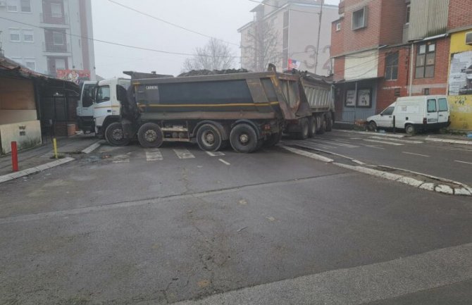 Nove barikade na Kosovu: Kamioni blokirali put i u sjevernom dijelu Kosovske Mitrovice