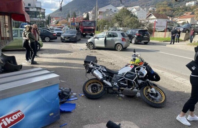 Saobraćajna nezgoda u Bijeloj, povrijeđen motociklista