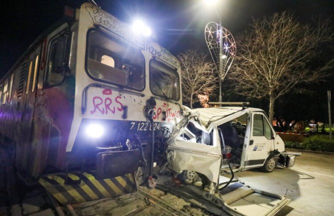 Nesvakidašnja nezgoda u Puli: Mašinovođi otkazale kočnice, voz udario kombi i gurao ga prugom nekoliko stotina metara