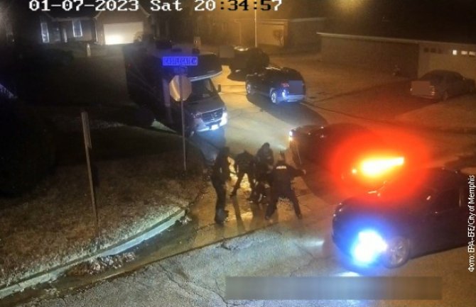 Objavljen uznemirujući snimak prebijanja mladića, američki policajci ga šutirali i udarali palicom (VIDEO)