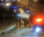 Objavljen uznemirujući snimak prebijanja mladića, američki policajci ga šutirali i udarali palicom (VIDEO)