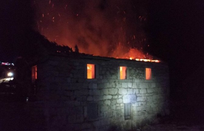 Izgorela kuća u mjestu Kamensko