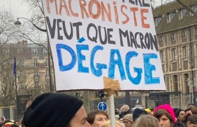 Haos u Parizu: Protesti protiv reforme penzija, desetine hiljada ljudi na ulicama