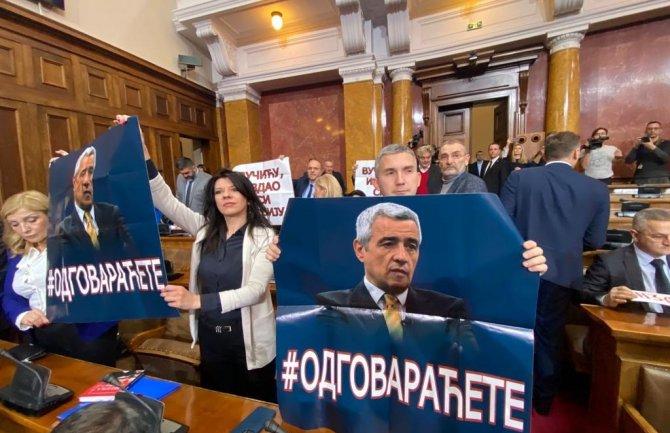 Dio opozicije tokom govora Vučića razvio transparente: Vučiću, izdao si Kosovo