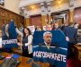 Dio opozicije tokom govora Vučića razvio transparente: Vučiću, izdao si Kosovo