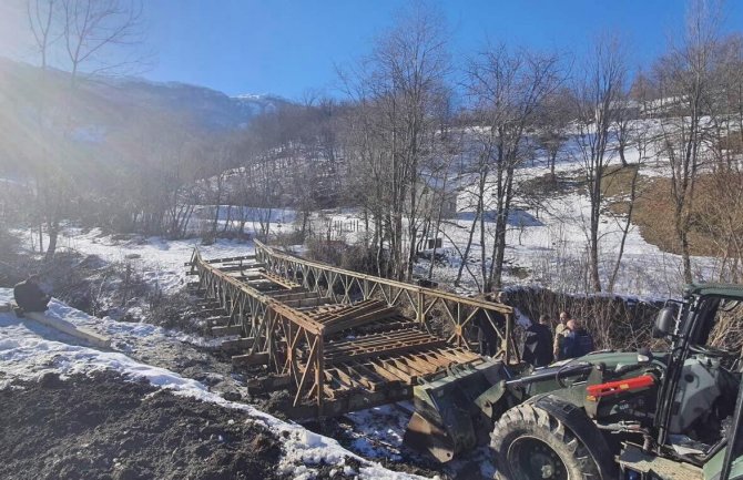 Na rijeci Ljevak u selu Polja u Mojkovcu montiran je novi most
