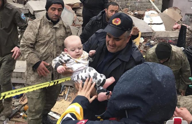  Beba spašena iz ruševina, fotografija koja je rasplakala mnoge