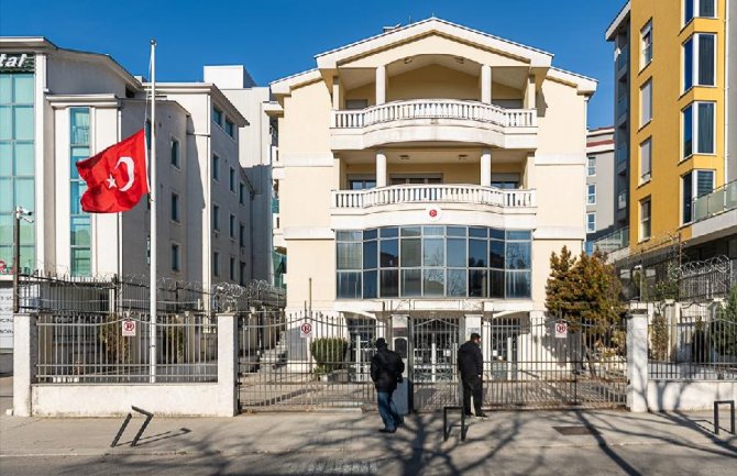 U ambasadi Turske u Podgorici otvorena knjiga žalosti, zastave na pola koplja