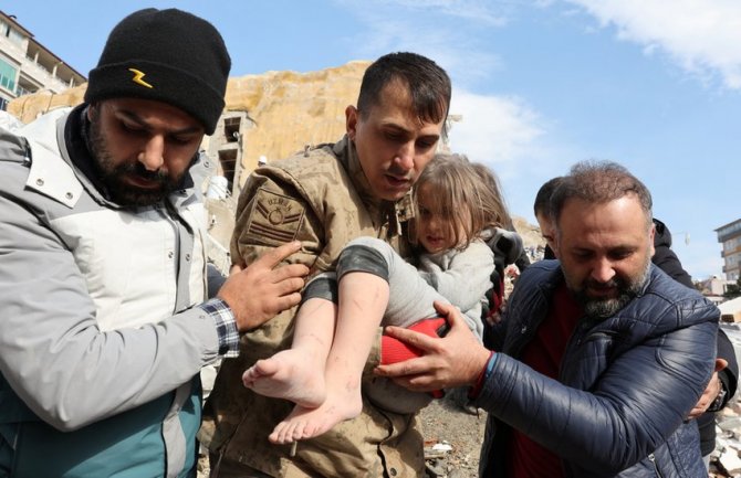 Turski specijalci izvukli  porodicu sa djecom ispod srušene zgrade