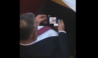 Poslanik gledao film za odrasle tokom sjednice Skupštine Srbije