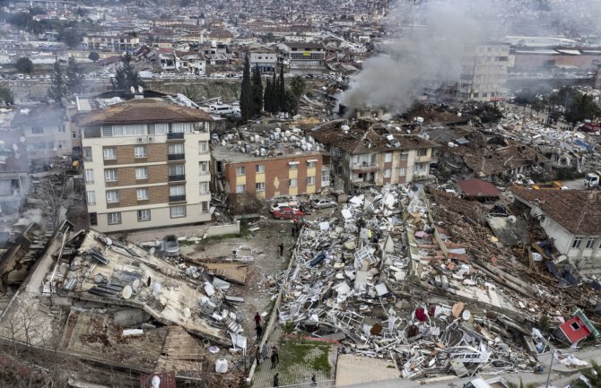 BBC: Loša primjena građevinskih propisa doprinijela urušavanju zgrada u Turskoj