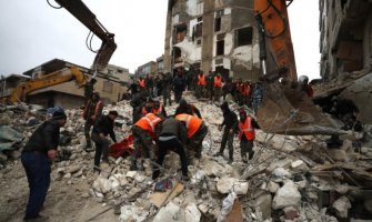 U razornom zemljotresu stradalo više od 20 hiljada ljudi, pomoć stiže i u Siriju
