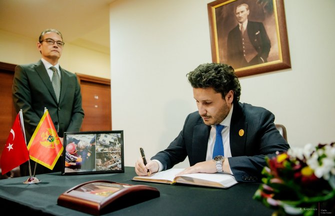 Abazović se upisao u knjigu žalosti u ambasadu Turske: Crna Gora stoji uz svoje prijatelje u najtežim trenucima