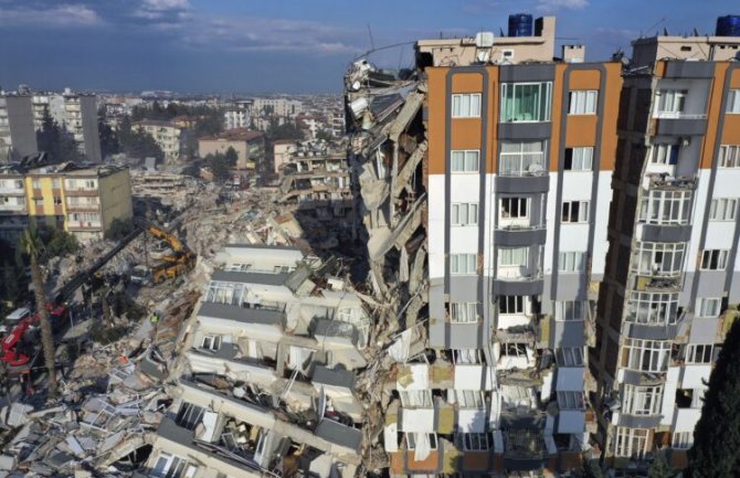 Zgrada koja je ostala da stoji nakon zemljotresa u Turskoj postala internet senzacija