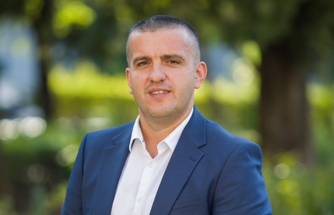 Striković: Pokušaj parlamentarne većine da po svaku cijenu zadrže fotelje