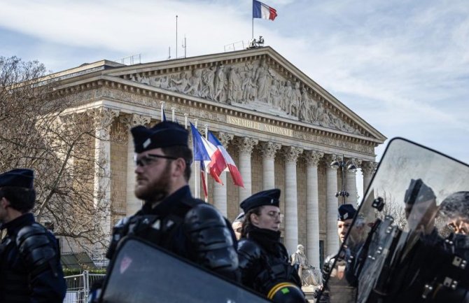  Francuska i protesti: Makron na silu uvodi promene - u penziju dve godine kasnije