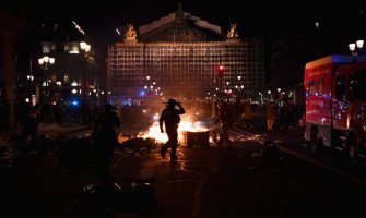 Tenzije u Parizu: Nastavljaju se protesti protiv penzione reforme, desetine uhapšenih širom države