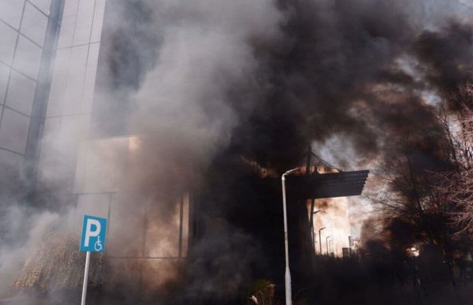 Priština: Bačene dimne bombe na zgradu Vlade, protest zbog sporazuma