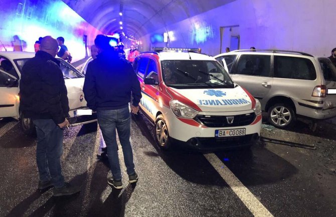 Udes u tunelu na auto-putu, povrijeđena jedna osoba