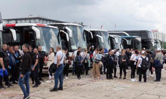 Miting SNS-a večeras u Beogradu, stigli autobusi