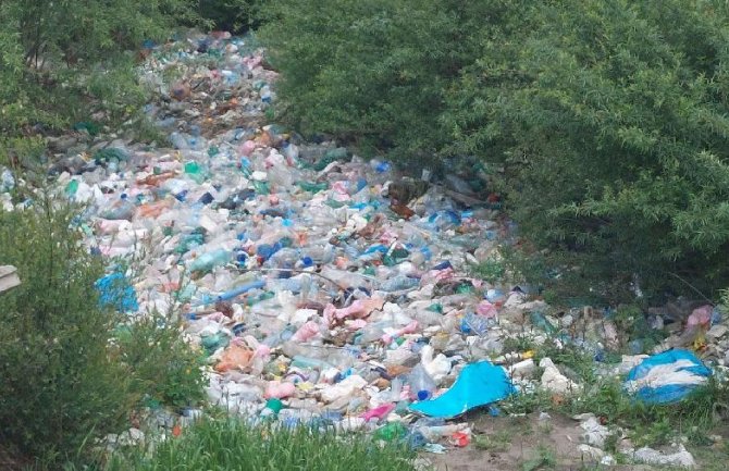 Obale Lima u Beranama zatrpane smećem