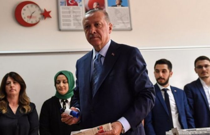 Izbori u Turskoj: Glasovi se broje, vodi Erdogan