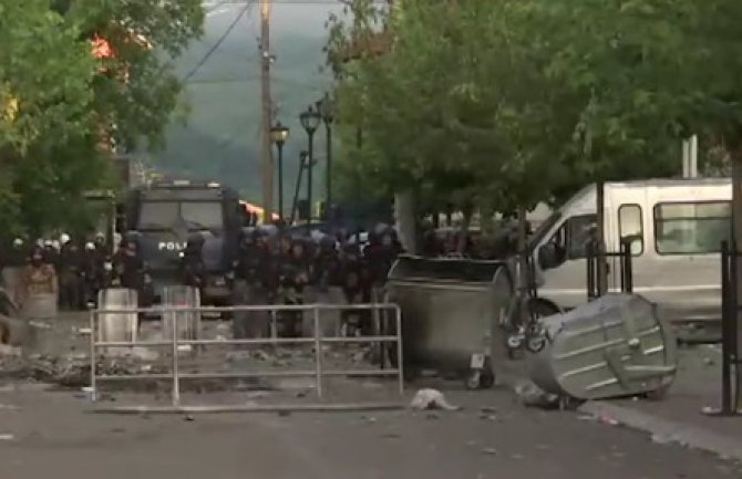 Kosovska policija: Situacija na sjeveru mirna, ali krhka; Gradonačelnik Leposavića već 30 sati ne izlazi iz zgrade opštine