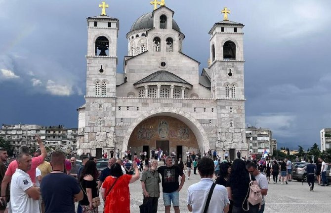 Ispred Hrama u Podgorici skup podrške srpskom narodu na Kosovu
