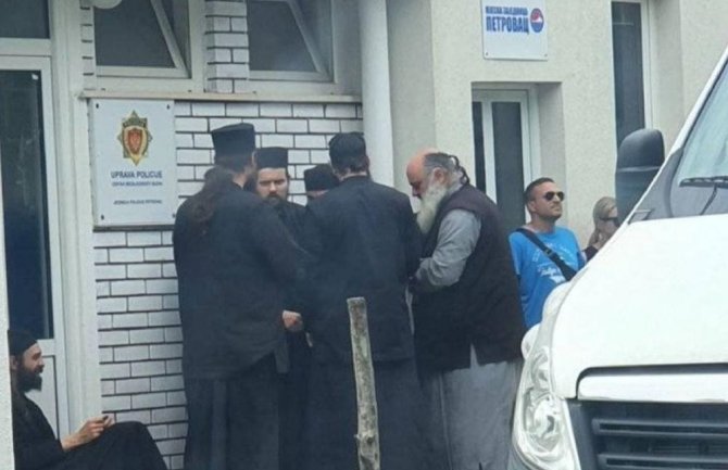 Grupa od 20 sveštenika iz Srbije i BiH danas zatražila prijavu boravka u Petrovcu