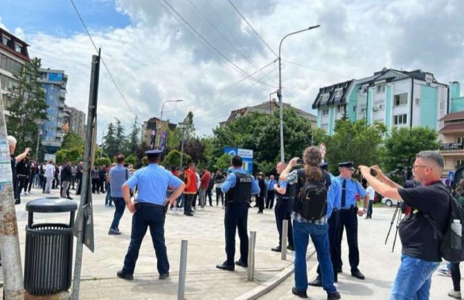 Šesti dan protesta na sjeveru Kosova: Građani se okupili ispred zgrade Opštine Zvečan