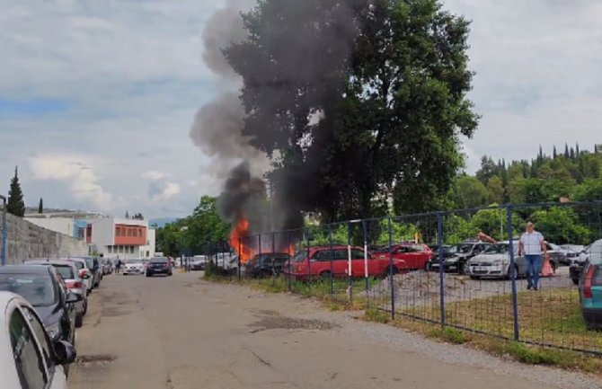 Požar na parkingu ispod Gorice, izgorjelo auto koje tu godinama stoji