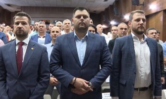 Skandal na intoniranju himne u Nikšiću: Kovačević pored Milatovića držao ispružen srednji prst