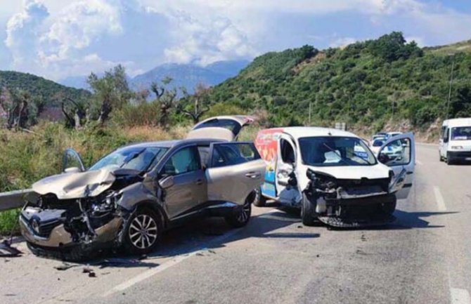 Saobraćajna nezgoda u Dobroj Vodi: Pričinjena veća materijalna šteta, nema povrijeđenih