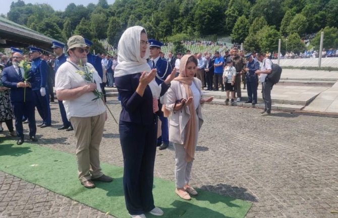 Alijansa žena DPS se danas poklonila žrtvama genocida u Srebrenici