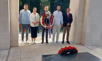Funkcioneri DNP-a položili vijenac na spomenik Partizanu borcu