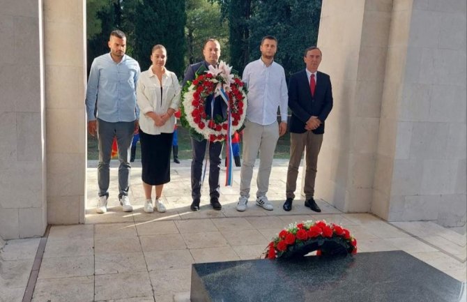 Funkcioneri DNP-a položili vijenac na spomenik Partizanu borcu