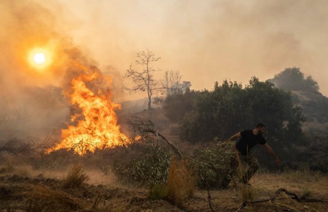 Na Rodosu proglašeno vanredno stanje, na Eviji požar djelimično pod kontrolom