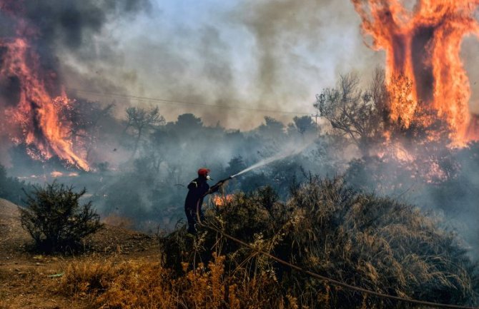 Požari došli do predgrađa Atine: Grčka nastavlja borbu sa vatrenim stihijama
